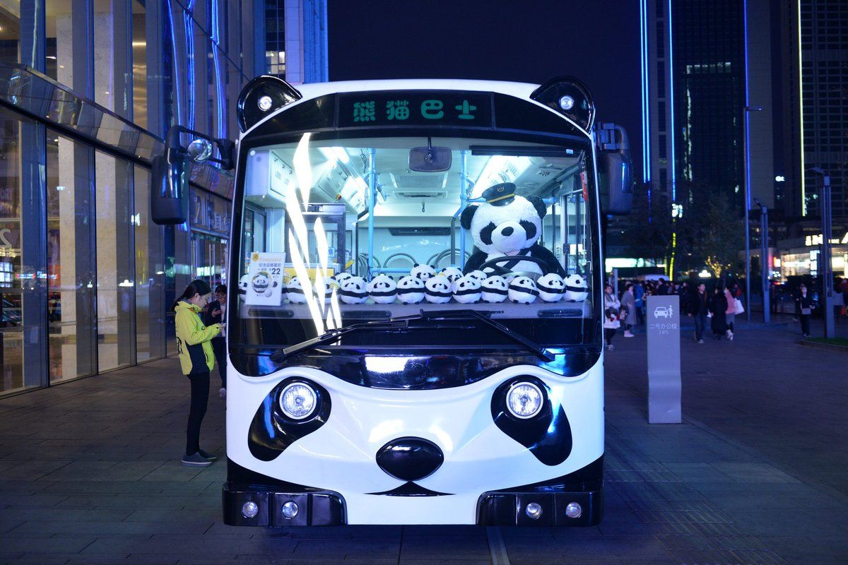 «Автобус-панда» вышел на улицы китайского города Чэнду 