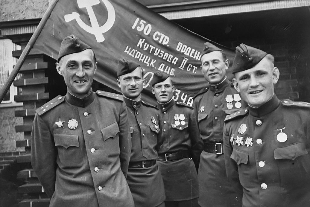 На фоне Знамени Победы перед отправкой его в Москву. Второй слева Мелитон Кантария, третий – Михаил Егоров 