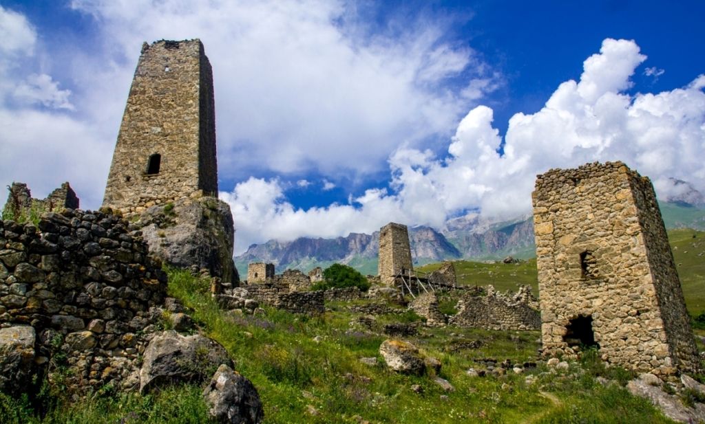Сторожевые башни в горах Осетии