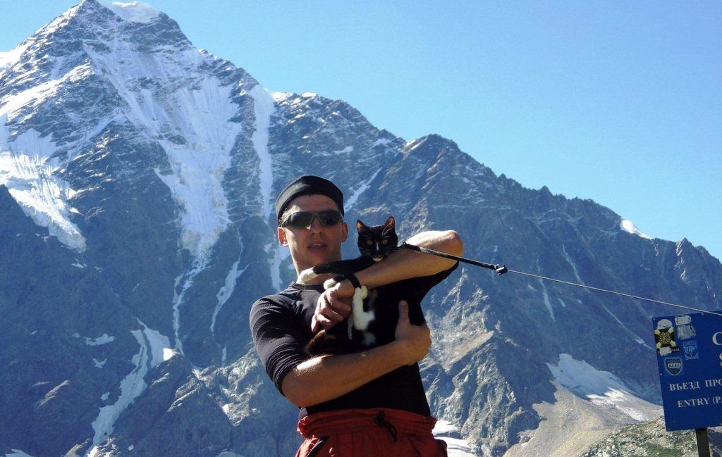 Два альпиниста - Андрей Останин и его горный кот Граф 