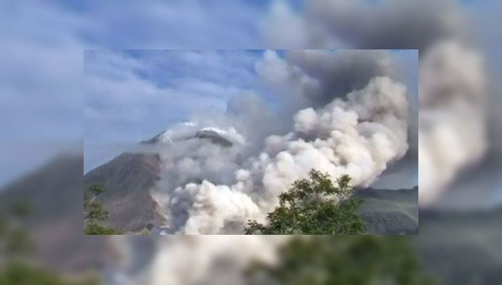 Вулкан Везувий охвачен огнем и дымом