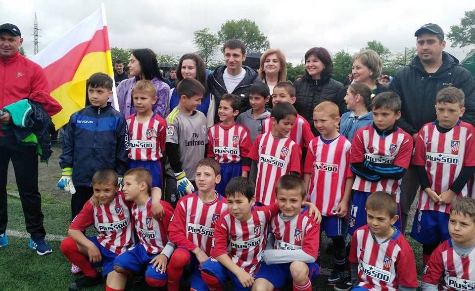Алан Дзагоев с юными участниками футбольного турнира