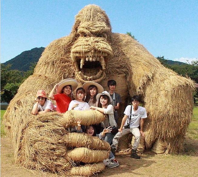 «Страна восходящей соломы»: В Японии прошел фестиваль соломенных чудовищ