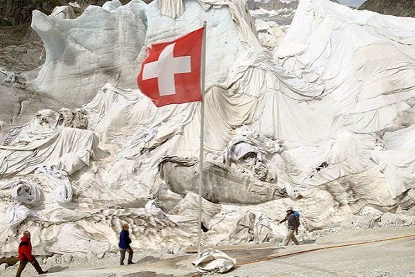 Швейцарцы спасают альпийские ледники белыми одеялами 