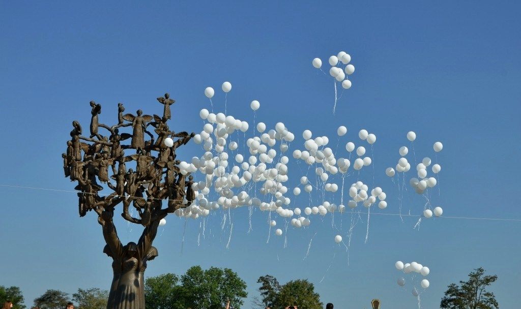 Школьники выпустили в небо белые шары в память о детях, погибших в теракте в сентябре в 2004 года