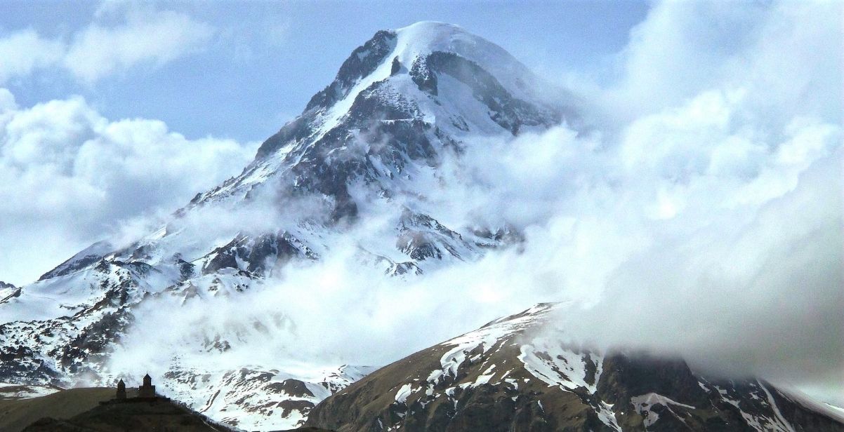 Группу альпинистов накрыло лавиной в горах Северной Осетии