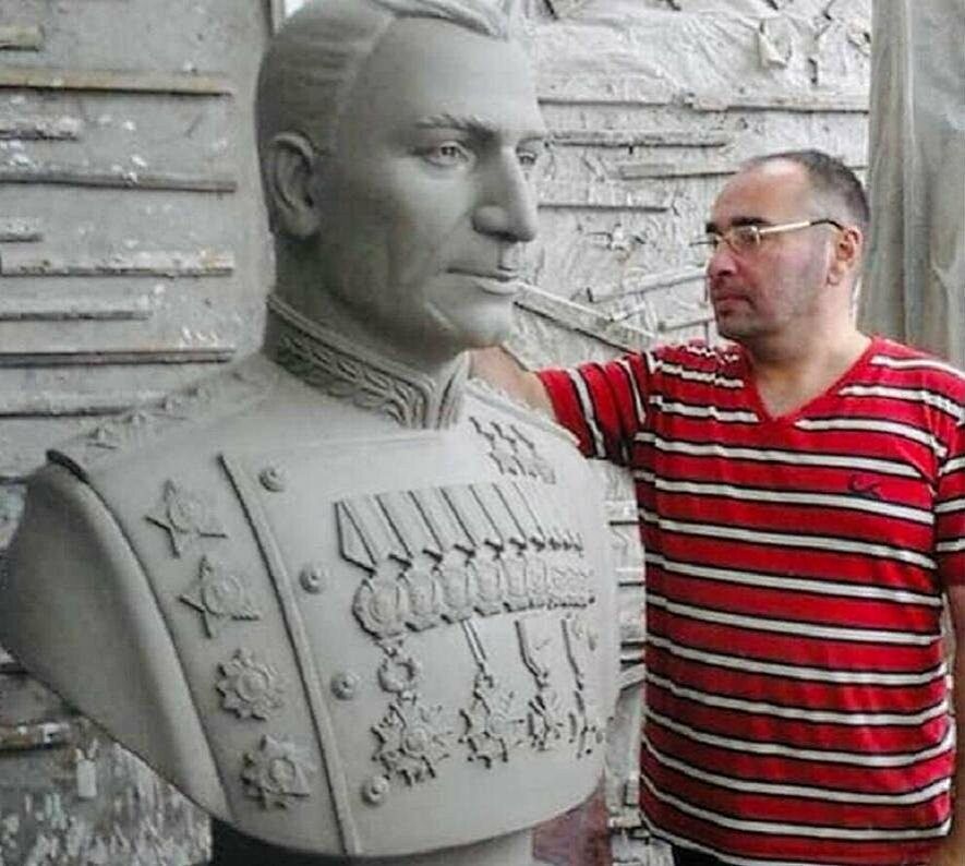 Скульптор Арсен Дзбоев во время работы над бюстом Иссы Плиева