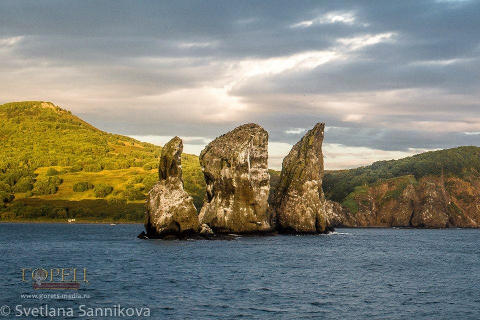 Авачинская бухта, Легендарные скалы Три брата