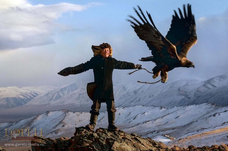 Орла на лету остановит: 13-летняя казашка из Монголии учит золотых орлов охоте 