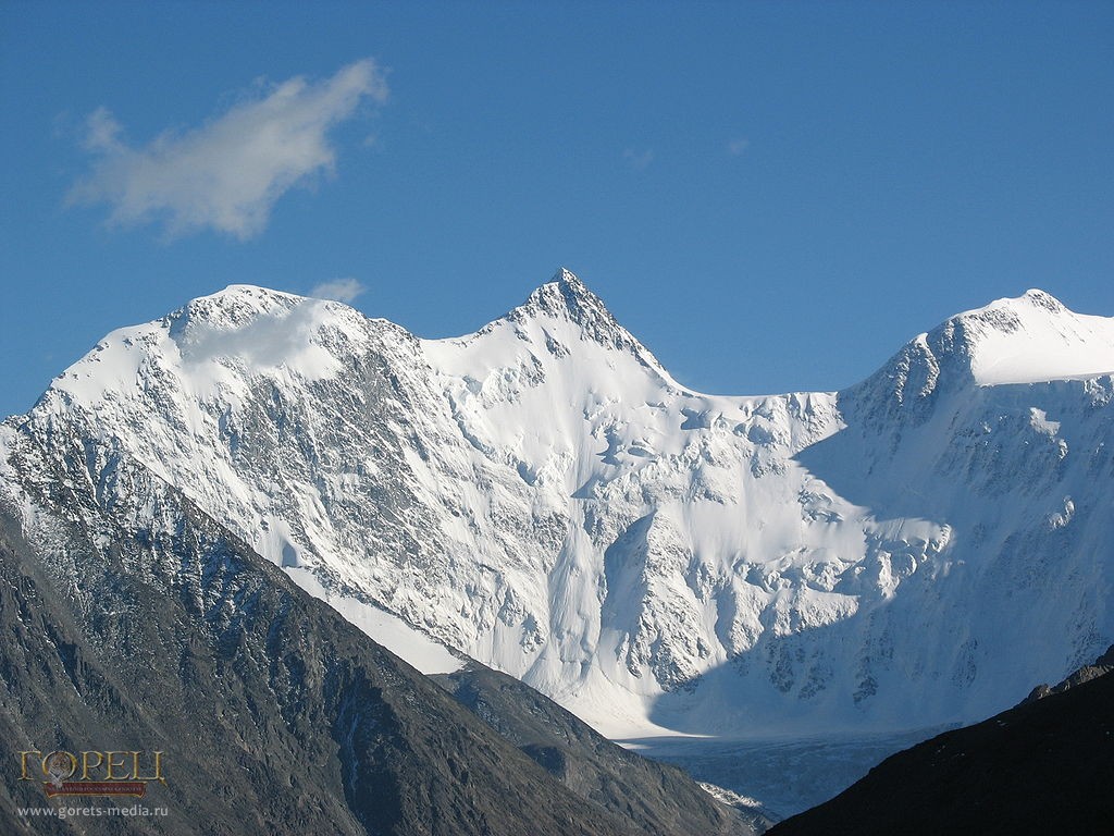 Гора Белуха отмечает юбилей международной альпиниадой