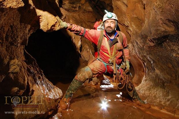 В Альпах спасают провалившегося в пещеру польского спелеолога 