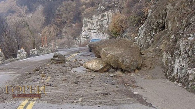 В Дарьяльском ущелье оползень перекрыл движение по Военно-Грузинской дороге
