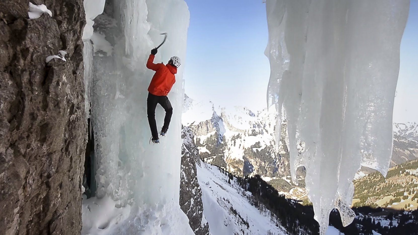 Канадский альпинист Уилл Гадд взобрался на замерзший водопад Хелмкен