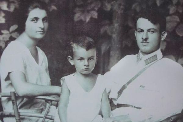 Булат Окуджава с родителями