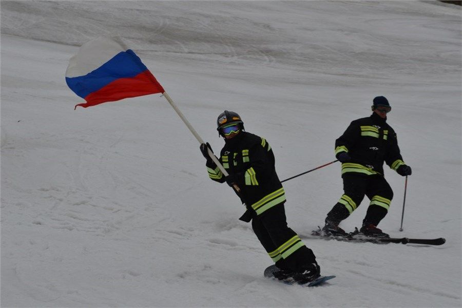 Красноярские огнеборцы устроили массовый спуск с горы на лыжах