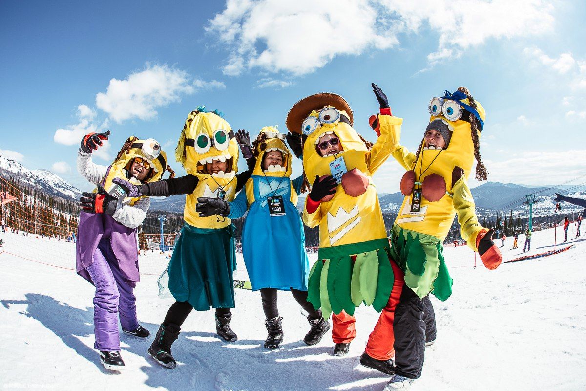 Сноубордисты и лыжники переоделись в карнавальные костюмы в Шерегеше