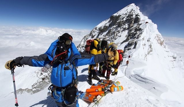 Рекордный наплыв альпинистов ожидают на Эвересте