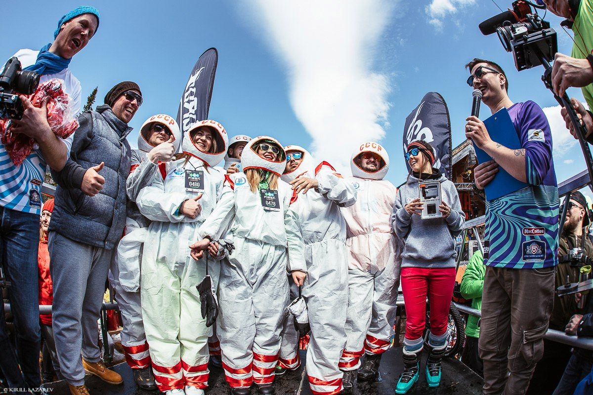 Сноубордисты и лыжники переоделись в карнавальные костюмы в Шерегеше