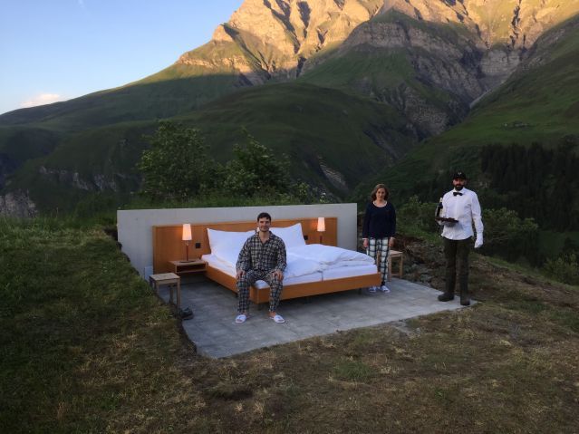 В горах Швейцарии появился отель без окон и дверей