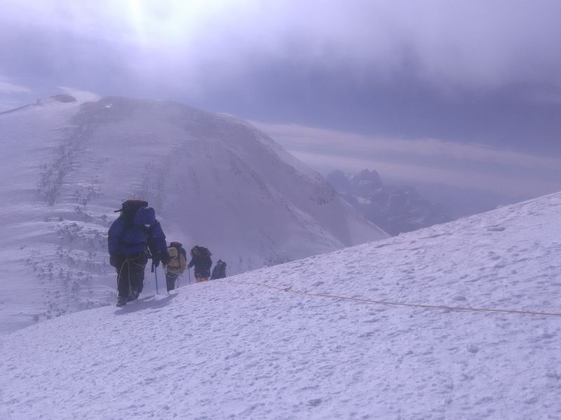 Альпинисты из Тюмени посвятили восхождение на Эльбрус любимому городу