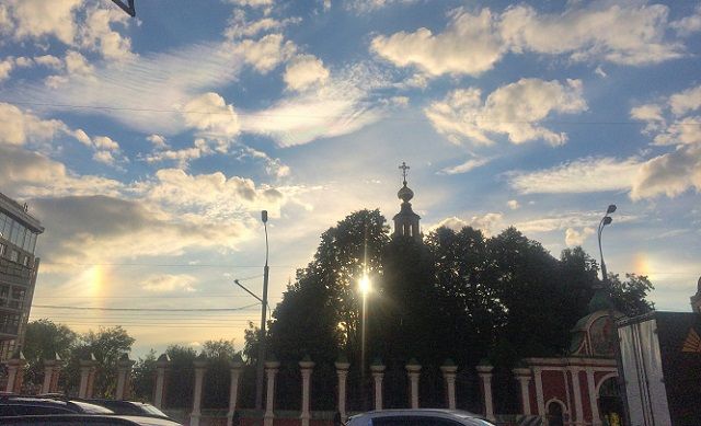 Небо над Москвой раскрасили радужные облака 
