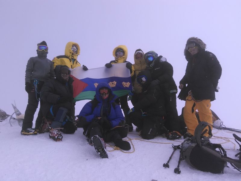 Альпинисты из Тюмени посвятили восхождение на Эльбрус любимому городу