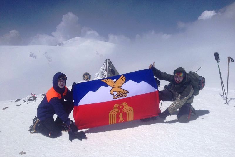 Спасатели из Пятигорска покорили обе вершины Эльбруса
