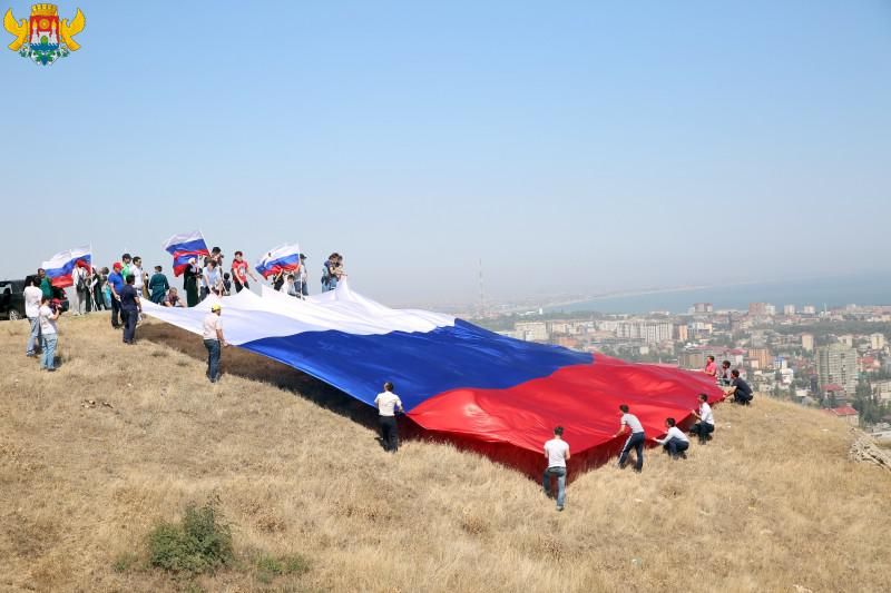 Российский триколор развернули на горе Тарки-Тау в Дагестане
