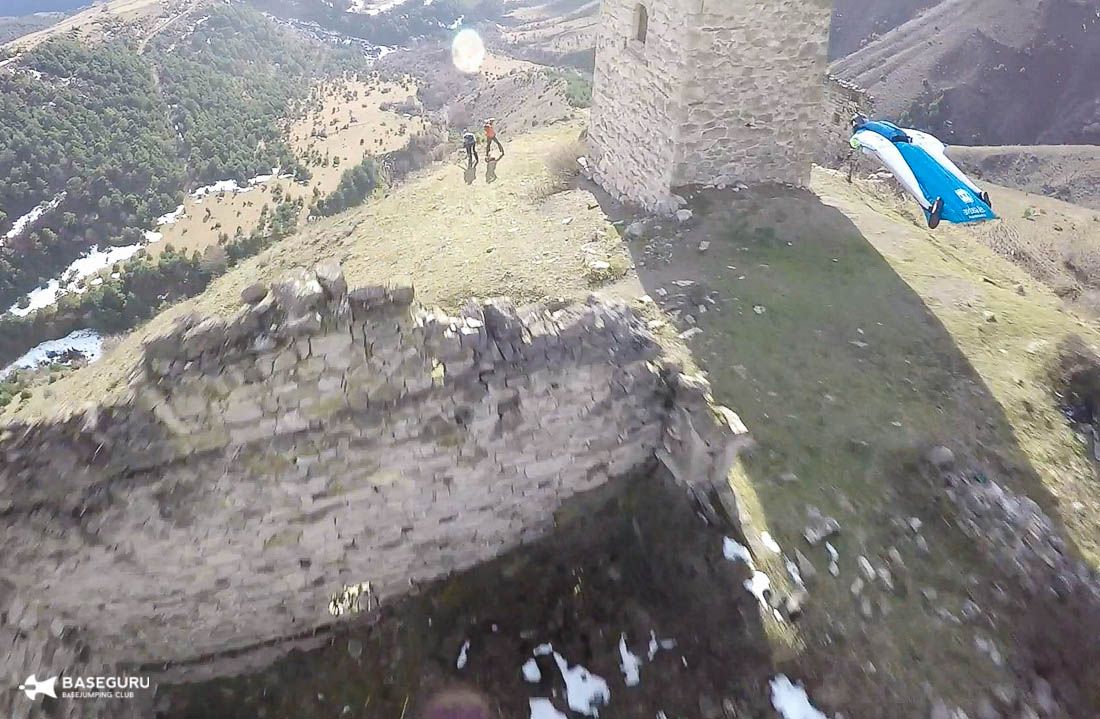 Уральский бейсджампер совершил уникальный прыжок в горах Ингушетии