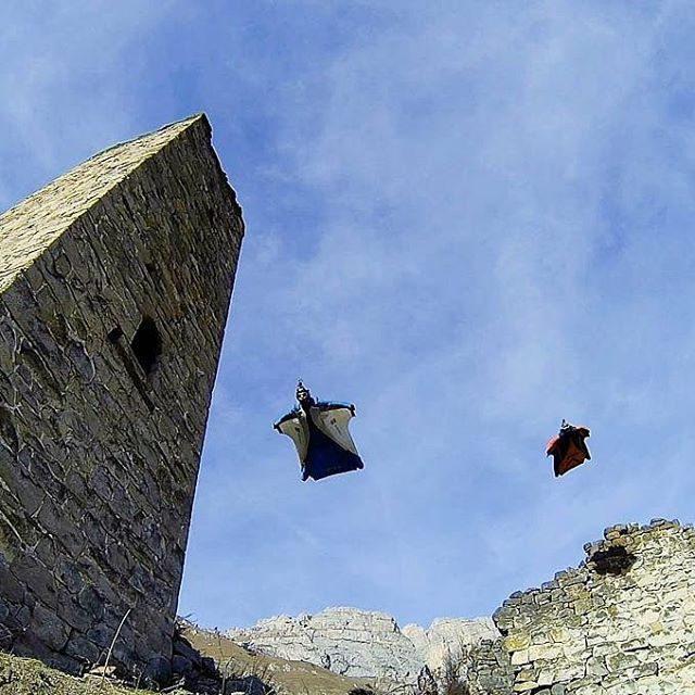 Уральский бейсджампер совершил уникальный прыжок в горах Ингушетии