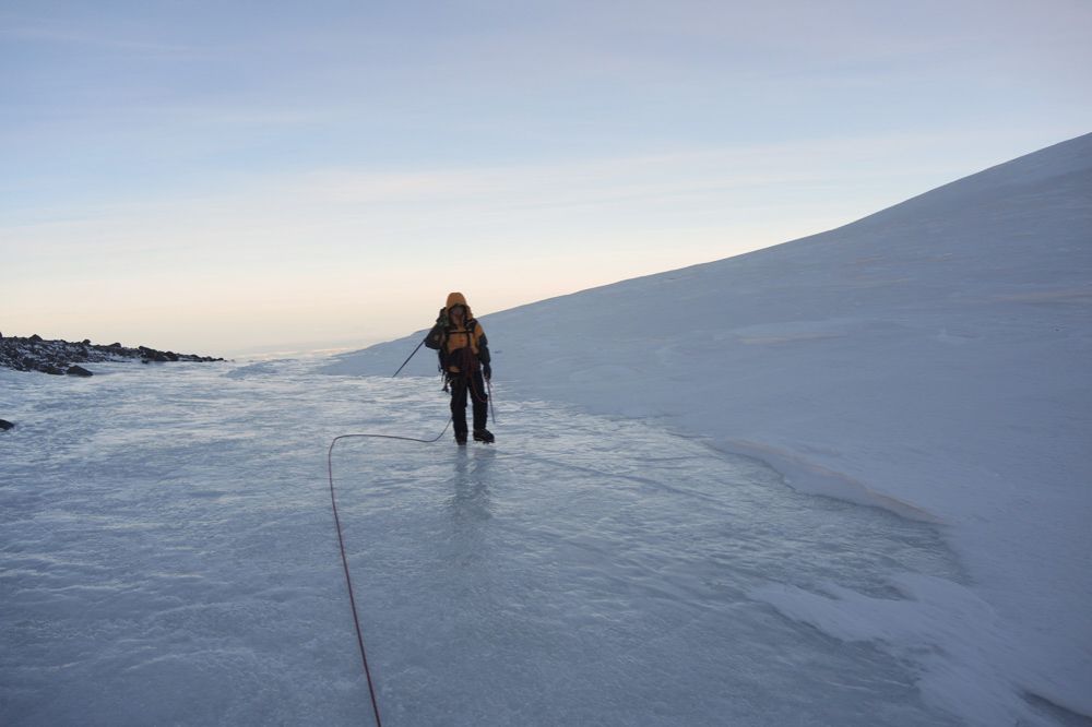 Участки обнаженного льда стали главным препятствием для альпинистов