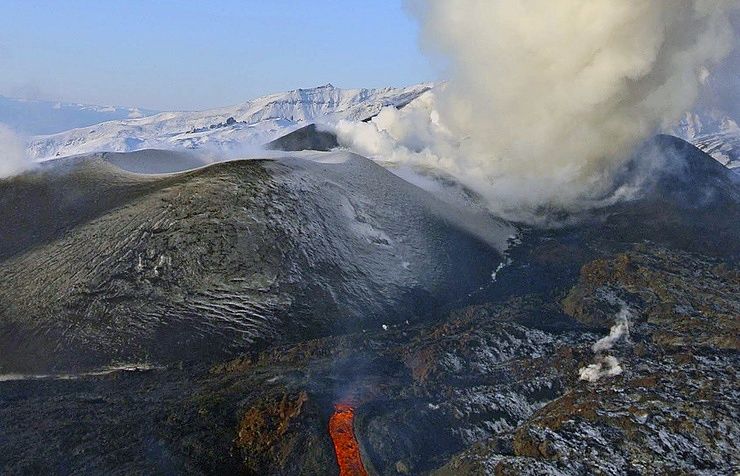 Извержение вулкана Богослов началось на Аляске