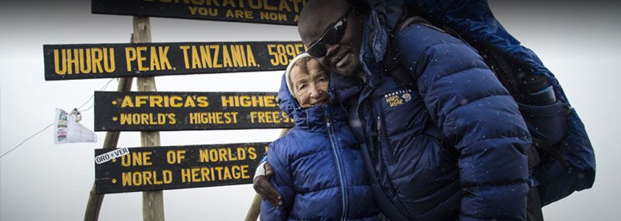 Старейшей покорительнице Килиманджаро вручили кубок РГО