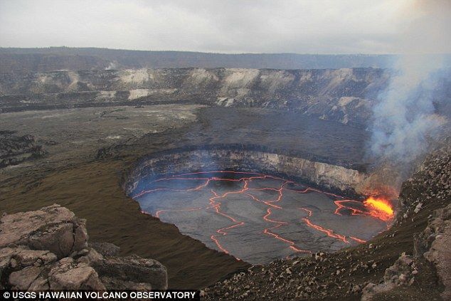 Вулкан на Гавайях выбросил во время извержения загадочный шар