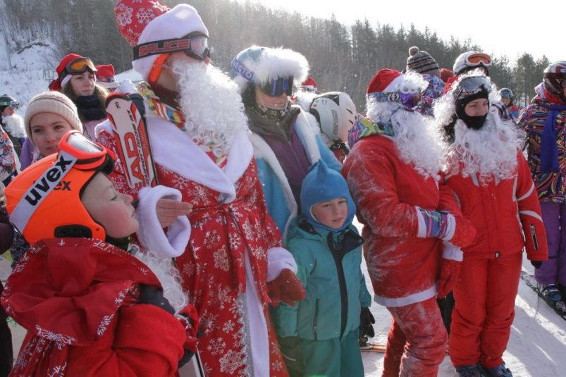 Деды Морозы съехали с вершины в Южно-Сахалинске  