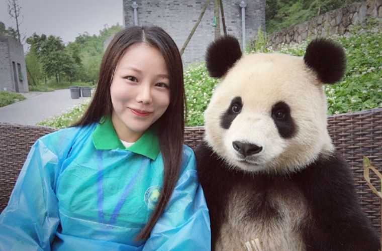  Панда, которая обожает делать селфи, покоряет интернет