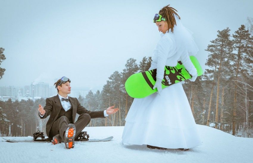 Фотосессию на сноубордах устроили молодожены в Екатеринбурге  