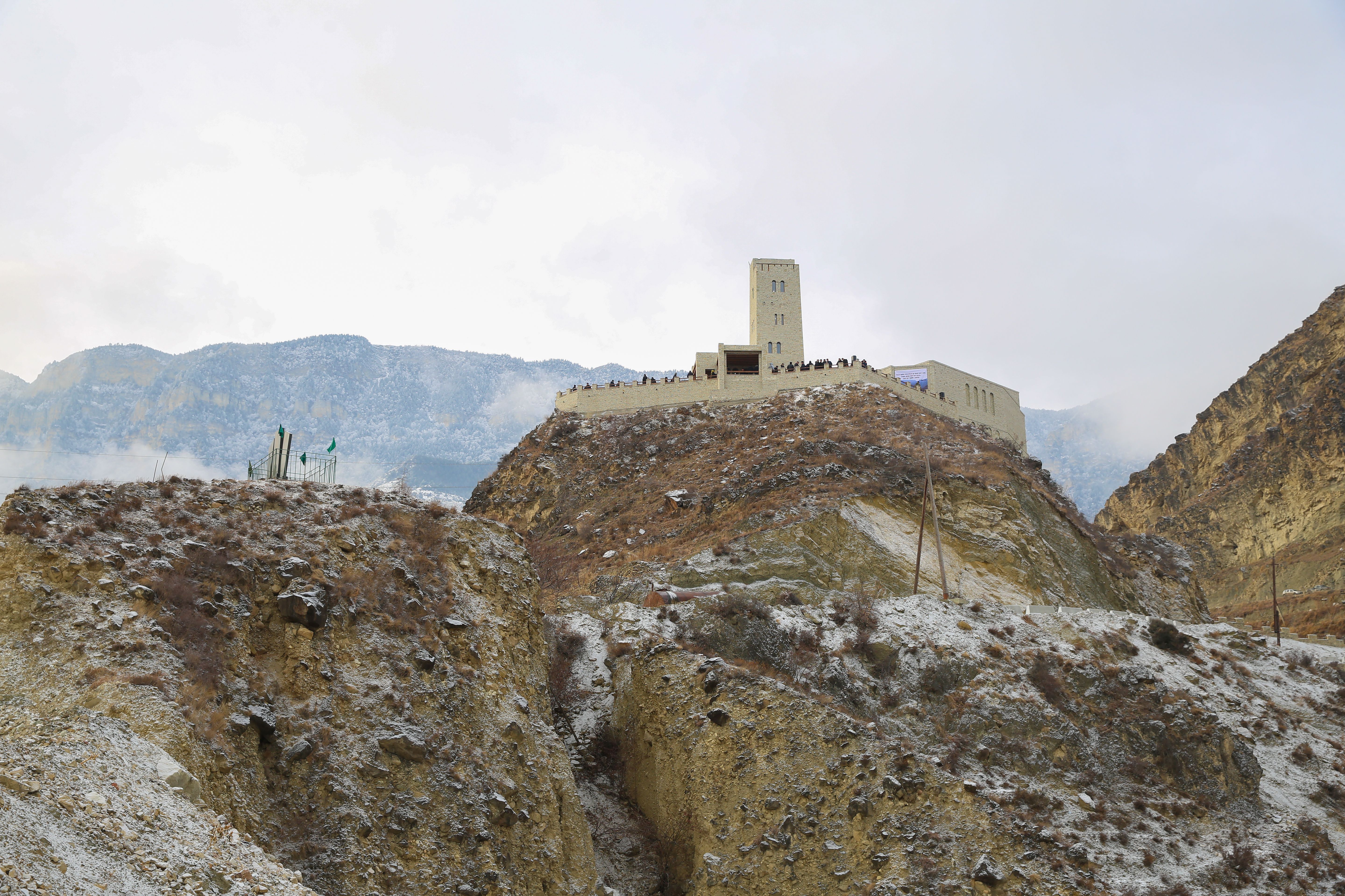 На горе Ахульго в Дагестане открыли мемориал