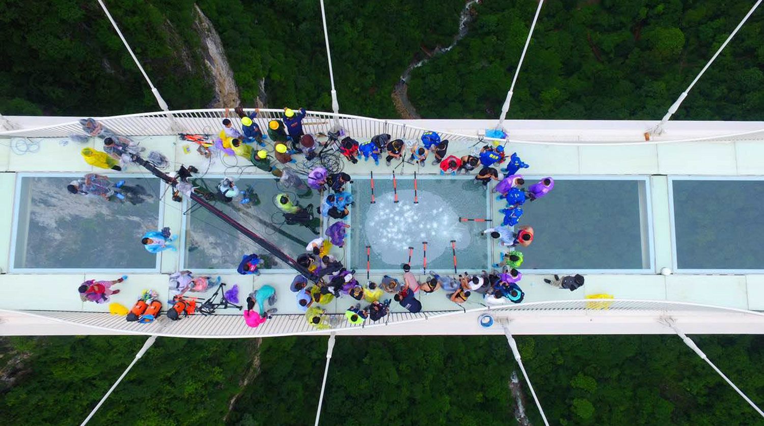 Туристы попытались разбить стеклянный мост в Китае