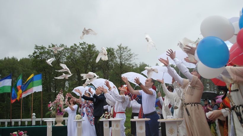 Свадебный флешмоб состоялся в Подмосковье в День России