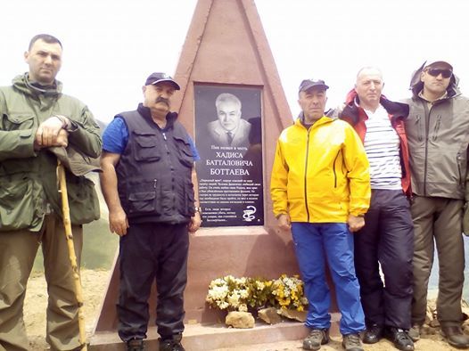 В КБР открыли памятник врачу Хадису Боттаеву на горе Башиль 