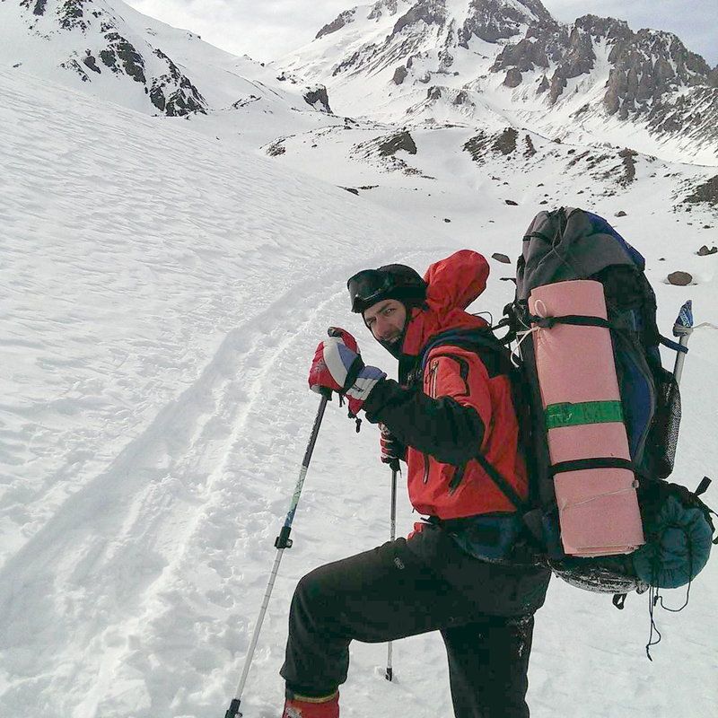 Евкуров наградил альпиниста, водрузившего флаг Ингушетии на Эвересте