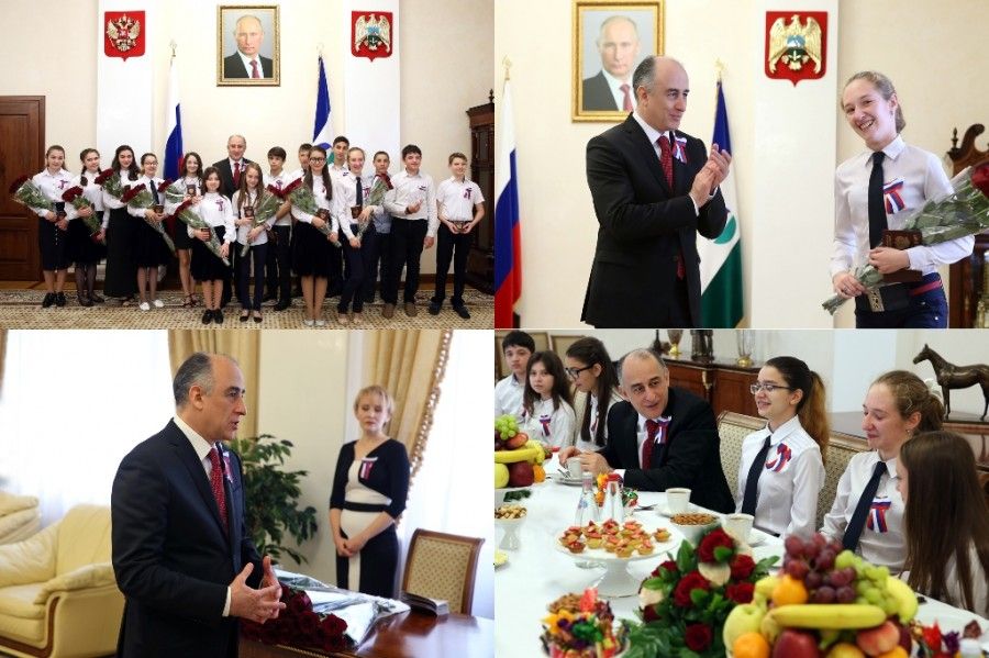 В День России глава КБР вручил паспорта школьникам