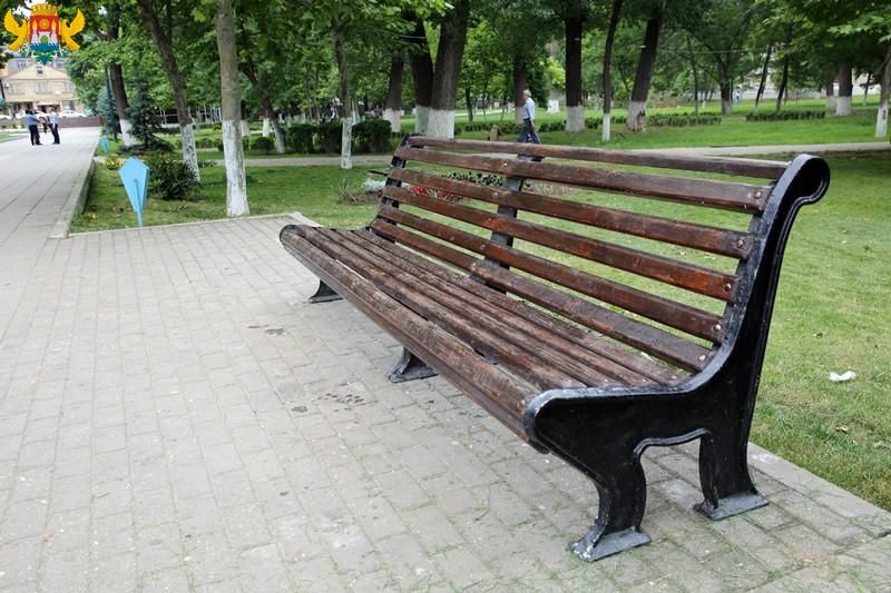Именные скамейки установят в парках Махачкалы