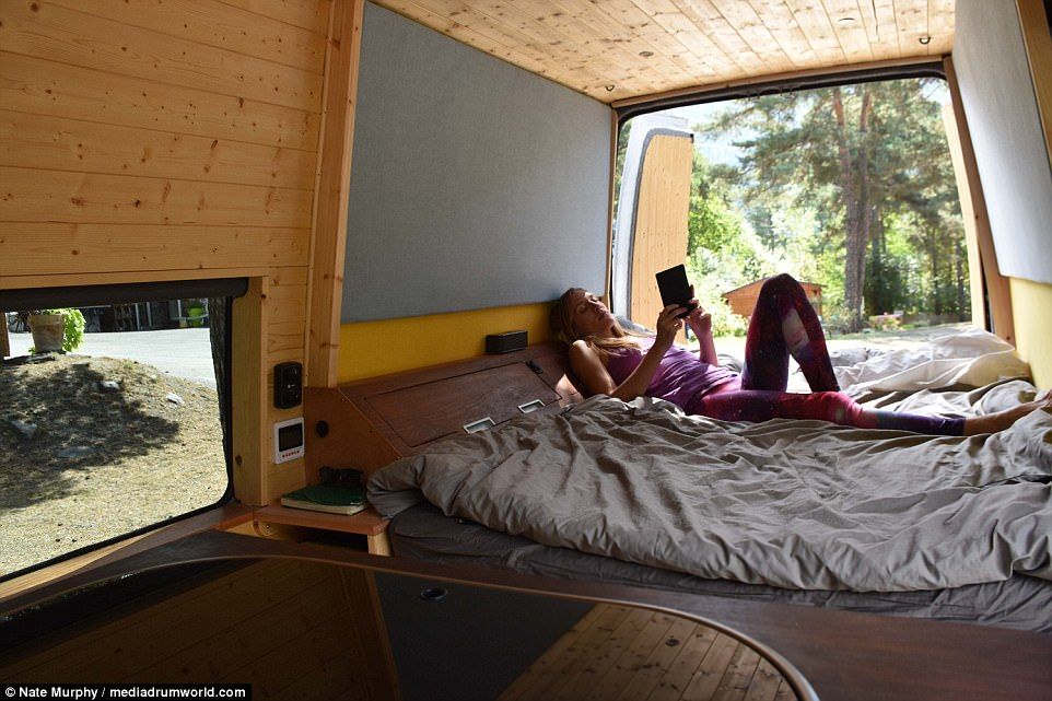 Скалолаз превратил свой микроавтобус в уютный дом на колесах