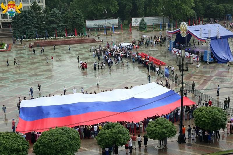 Огромный российский флаг развернули в центре Махачкалы 
