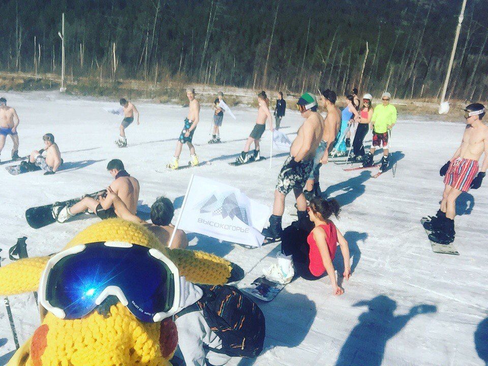 Флешмоб на сноубордах в купальных костюмах устроили в Чите 