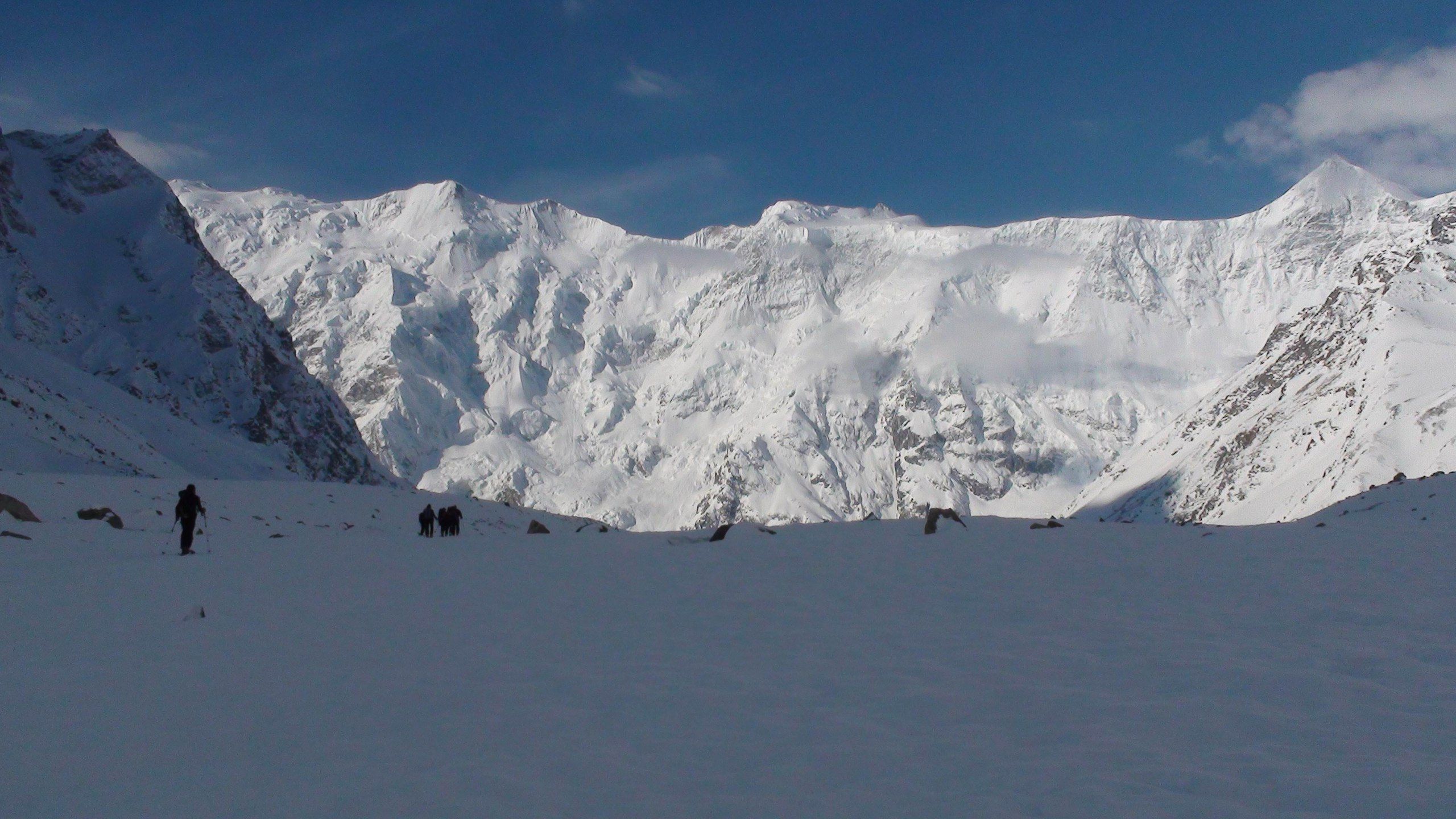 Команда горных гидов преодолела на лыжах большую часть Кавказского хребта