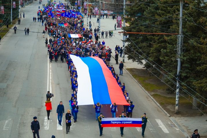 Праздничное шествие прошло в Черкесске в честь воссоединения Крыма с Россией