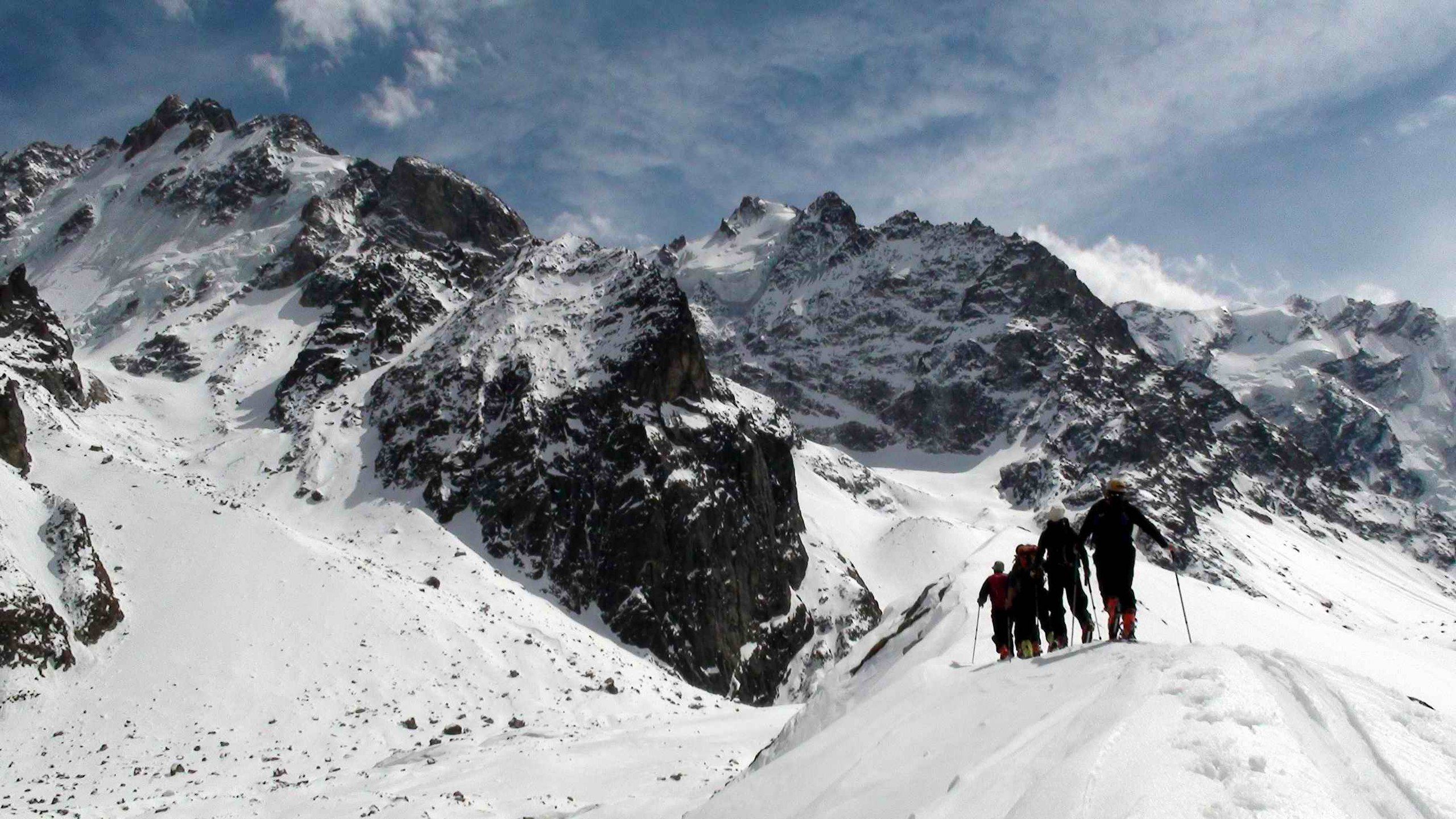 Команда горных гидов преодолела на лыжах большую часть Кавказского хребта